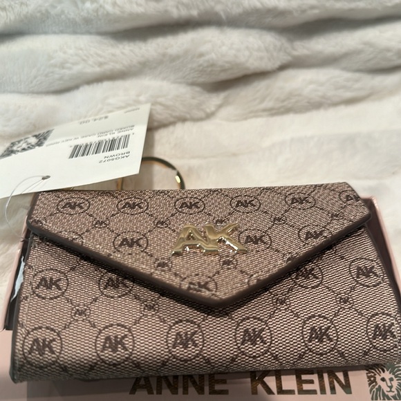 NWT Anne Klein Brown Boxed Card Case with Key ring. - Picture 2 of 8